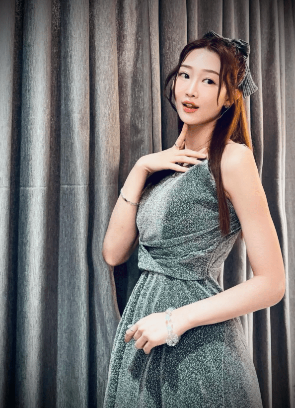 鍾雨璇從小便參加很多模特兒賽事，也奪得過模特兒比賽冠軍，16歲開始當模特兒。鍾雨璇ig: ophelia_o3圖片