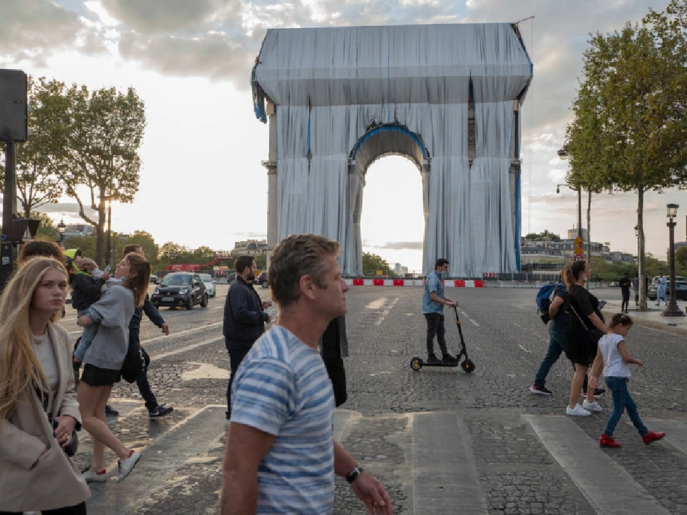 巴黎知名地標凱旋門現被銀色和藍色的可回收聚丙烯織物包裹起來。（美聯社）