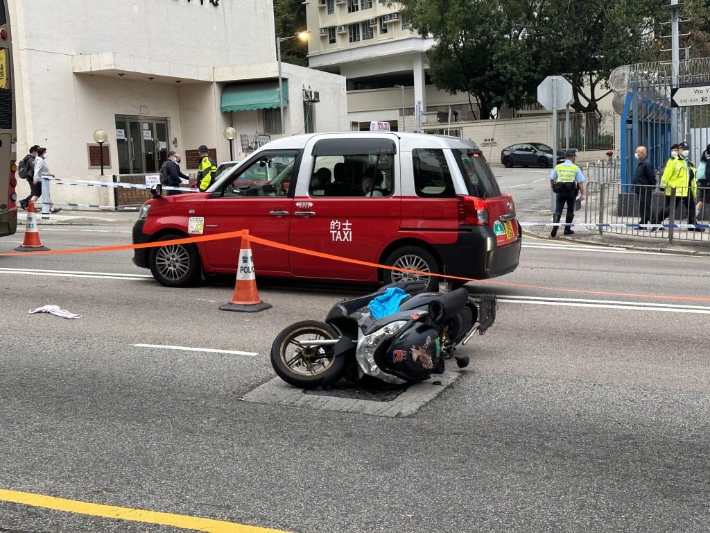電單車與的士發生相撞。梁國峰攝