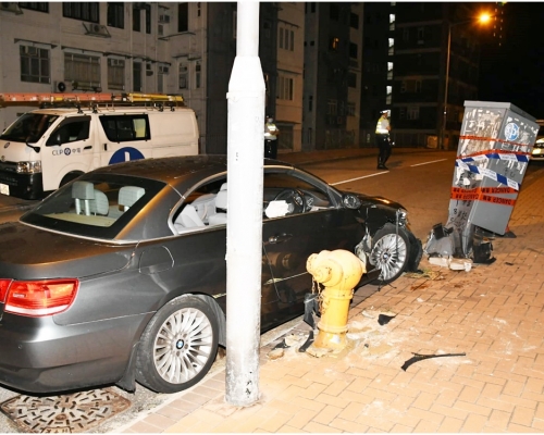 私家車撞毀燈柱、電箱和消防栓。