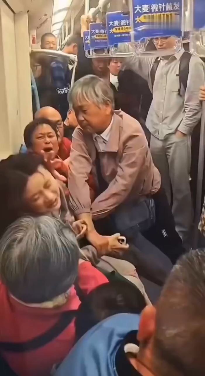 上海2名阿婆争位不遂围殴拒让座女乘客。
