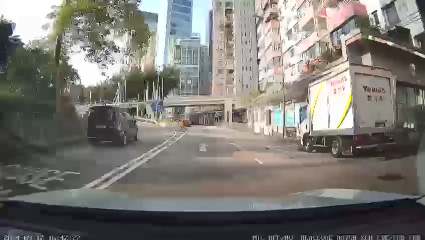 貨車撞向的士車身，再推上行人路。車cam片段截圖