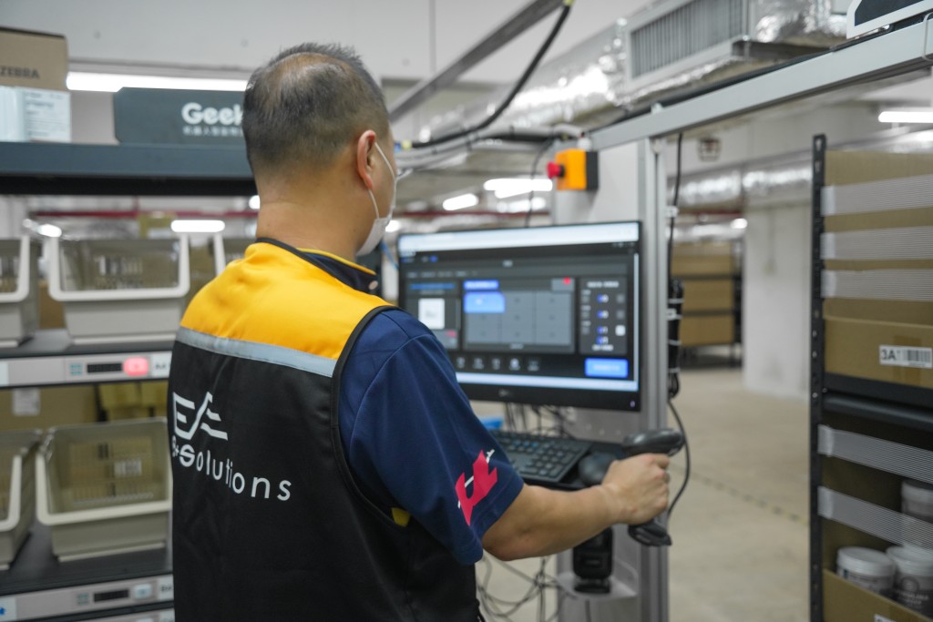 公司搭配自主研發的庫存管理系統及智能物流系統,實現資訊實時傳遞、互通與更新,電商企業亦可隨時追蹤庫存及訂單狀態,保障產品快速及準時送達客戶手中。 公司搭配自主研發的庫存管理系統及智能物流系統,實現資訊實時傳遞、互通與更新,電商企業亦可隨時追蹤庫存及訂單狀態,保障產品快速及準時送達客戶手中。