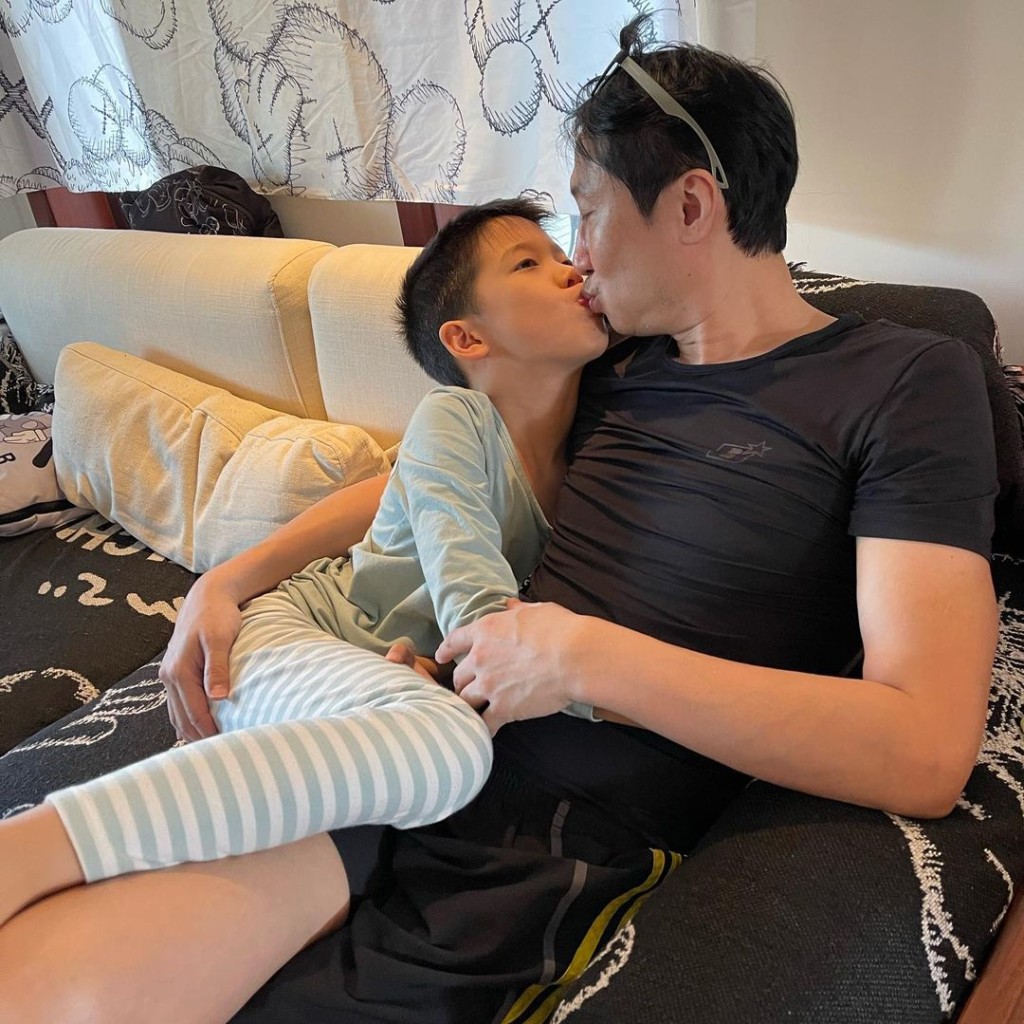 即使洪大仁已经11岁，但仍会与父母kiss。