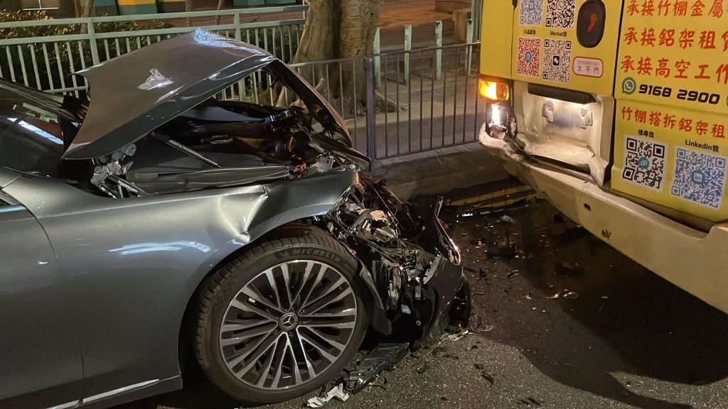 私家车车头严重损毁，车头冚变型折起。