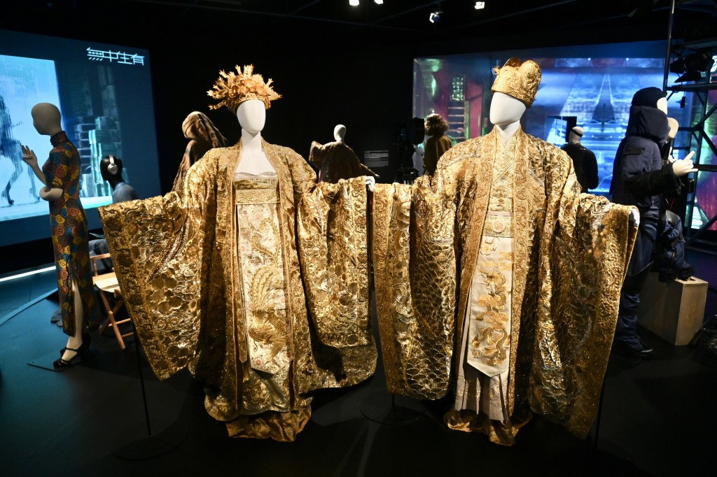 《無中生有——香港電影美術及服裝造型展》，周潤發及鞏俐於《滿城盡帶黃金甲》（2006）中的帝后大朝服造型。