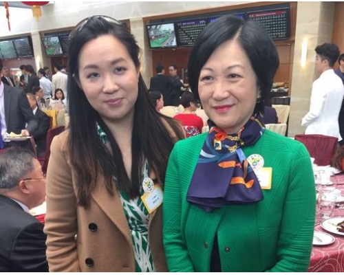 叶刘淑仪与女儿叶荣欣到马场出席活动。