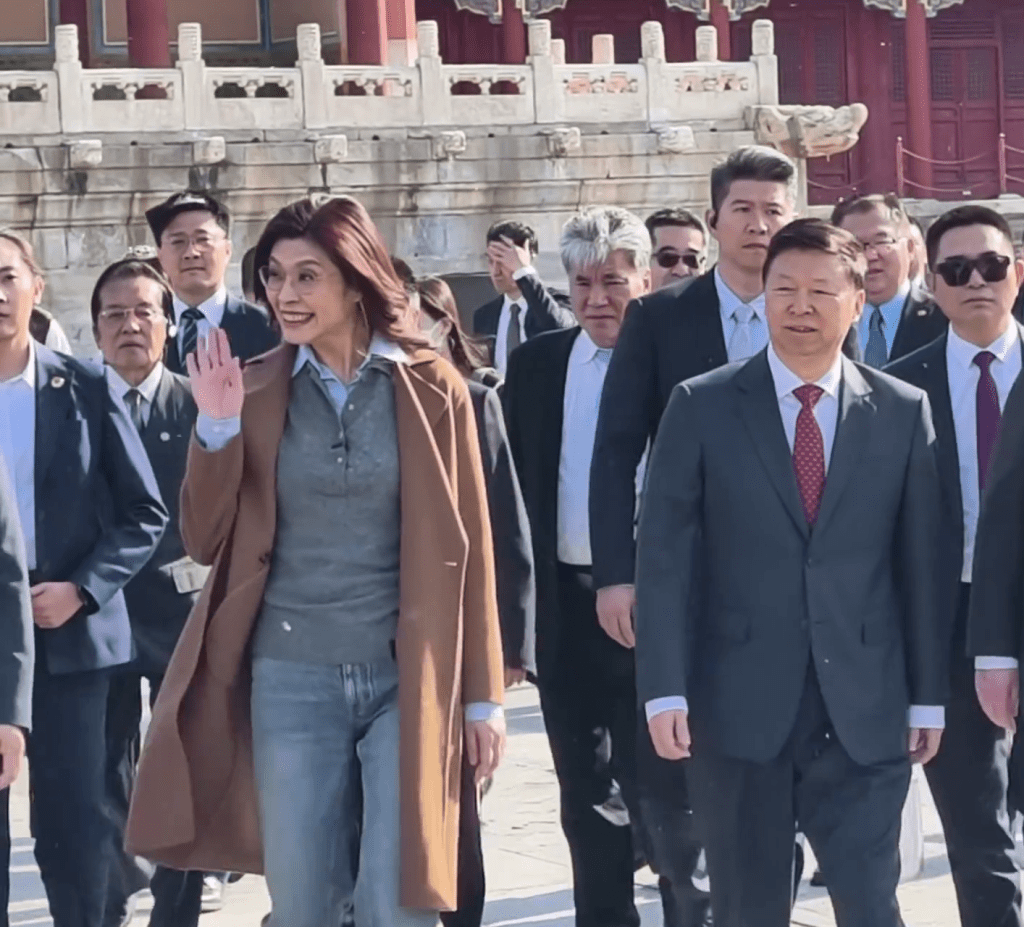 国民党主席郑丽文到故宫博物院参观，与游客挥手。