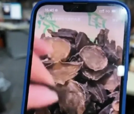 「附子」藥性峻烈、具有毒性，口服少量即可中毒。