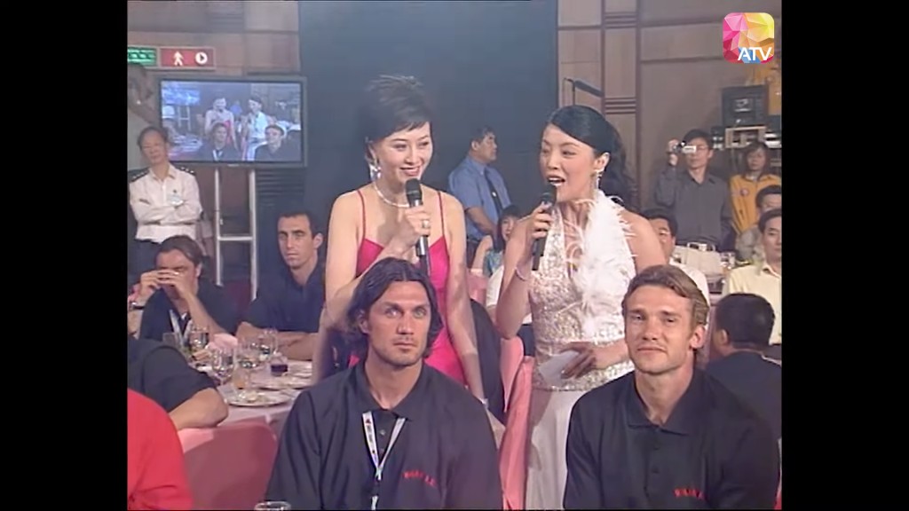 岩布仙尼（左）在2004年随AC米兰访港期间，与全队球员获邀出席亚视台庆，刚好撞正自己同日生日，被逼自己唱生日歌，当时司仪就是朱慧珊与陈芷菁。