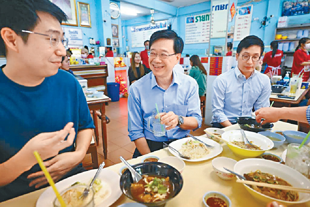 ■李家超在泰期間曾到當地一間餐廳食早餐。 ■李家超在泰期間曾到當地一間餐廳食早餐。