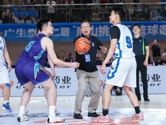 钟南山出席广州一场篮球赛时，一路小跑登台开球。 人民日报