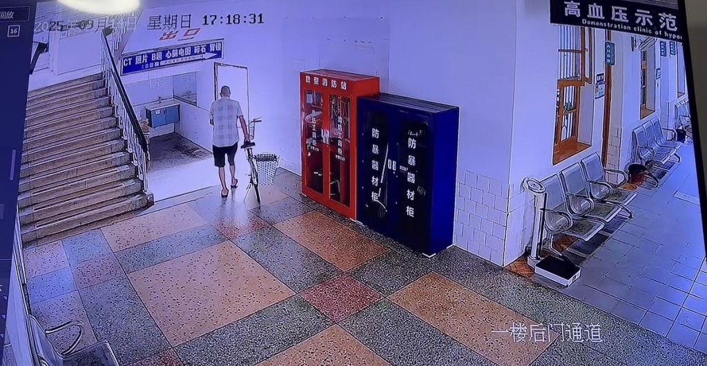 男子扶摔倒老人反被訛。抖音@哪一抹淺笑傷了誰