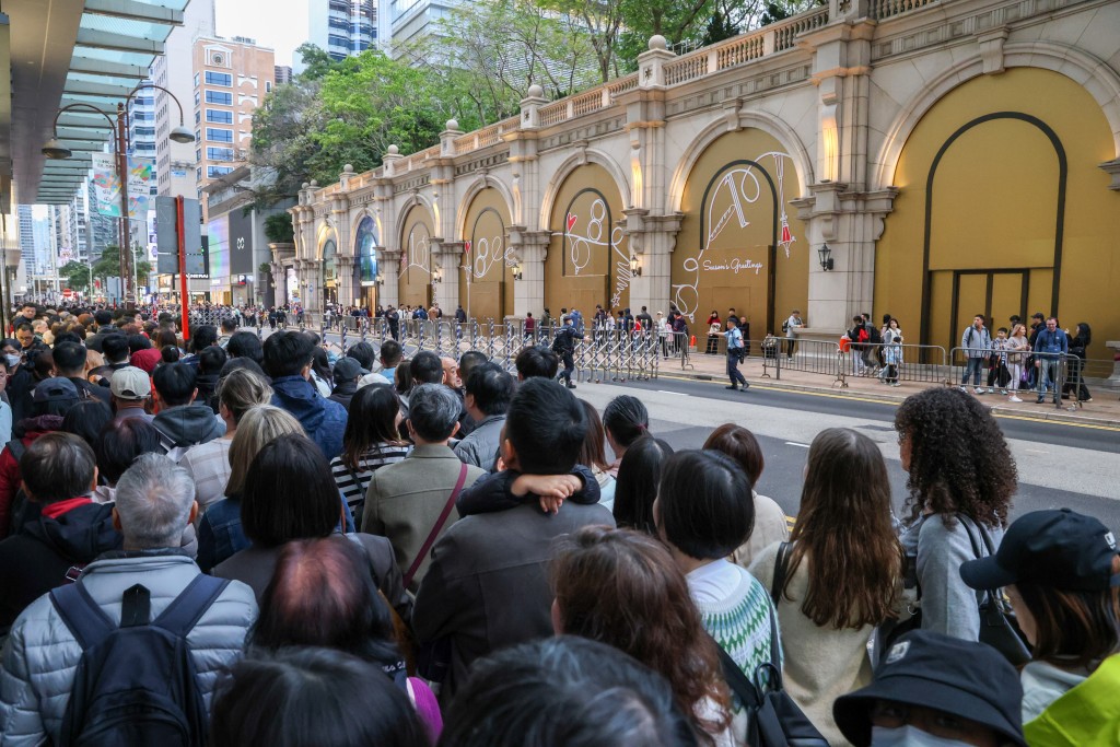 大批市民及遊客在廣東道等候進入海傍。