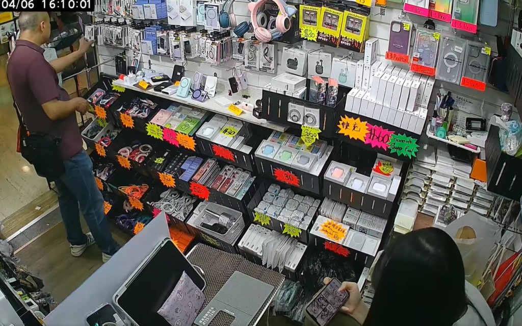 男子在南丰中心一电子产品店假意购物。fb荃湾友影片截图