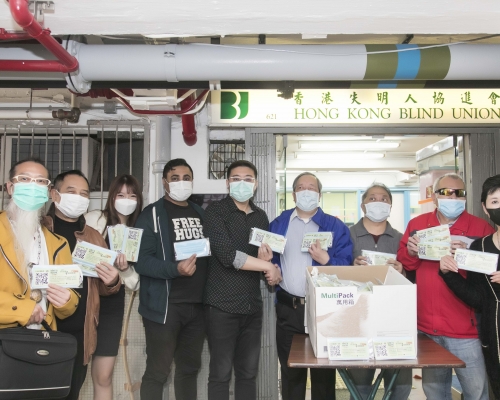 喬寶寶和堪輿學家司徒法正、藝人邱晴首站先到何文田香港失明人協進會送贈口罩。