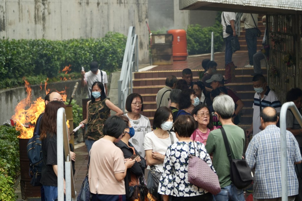 图为重阳节市民拜祭先人情况。资料图片