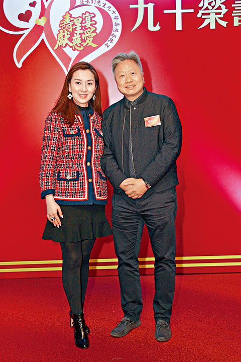 ■邓巨明和太太邓宣宏雁到贺，邓生笑说由于长命百二岁，还有几十年要挨，所以要笑多些来令自己健康长寿。