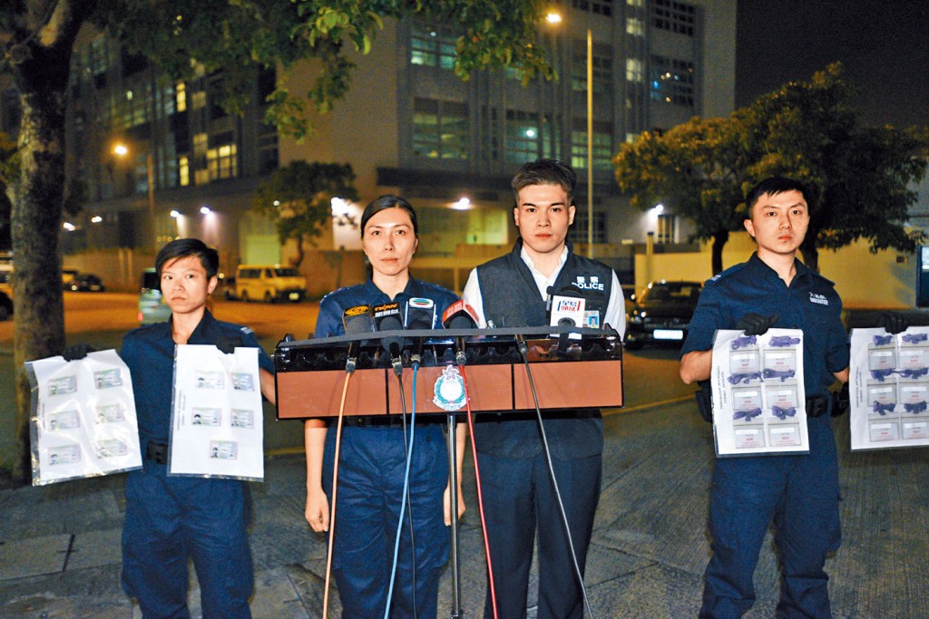高級入境事務主任關凱齡（左二）與將軍澳警區重案組第一隊王嘉聲督察（右二）講述案情。