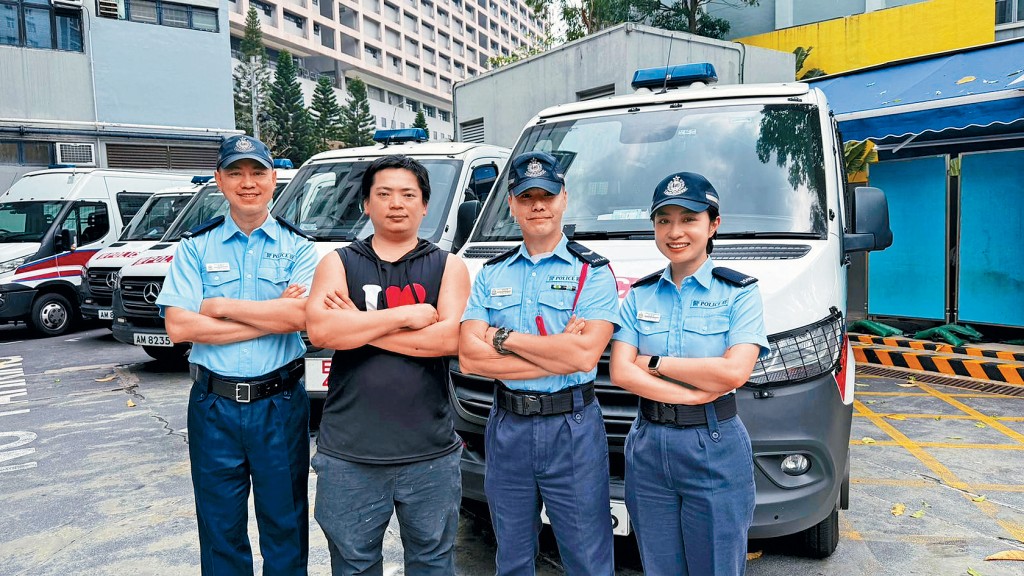 熱心市民梁浩賢（左二）於去年颱風「樺加沙」吹襲香港期間拯救墮海市民，當日參與救援行動的柴灣分區軍裝巡邏小隊高級警員梁嘉榮（右二）、警員陳倩彤（右一）及輔警警員林寶生（左一）感謝他及時介入協助拯救行動。