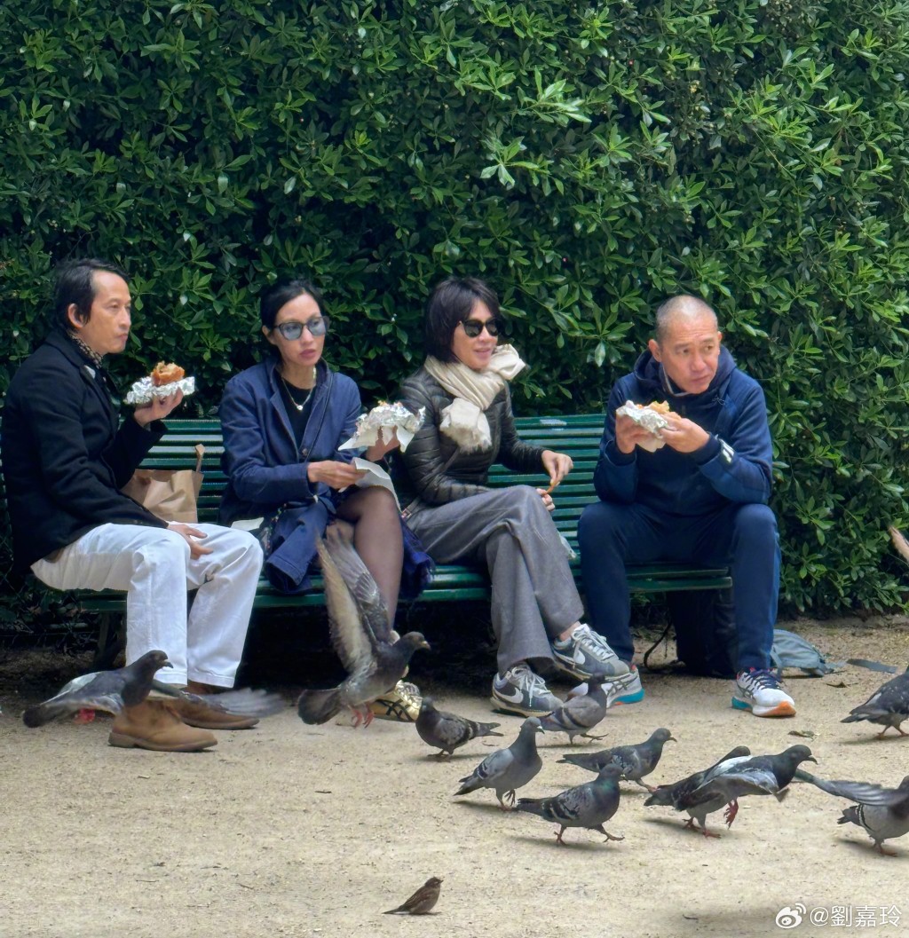 劉嘉玲還公開梁朝偉餵鴿相。