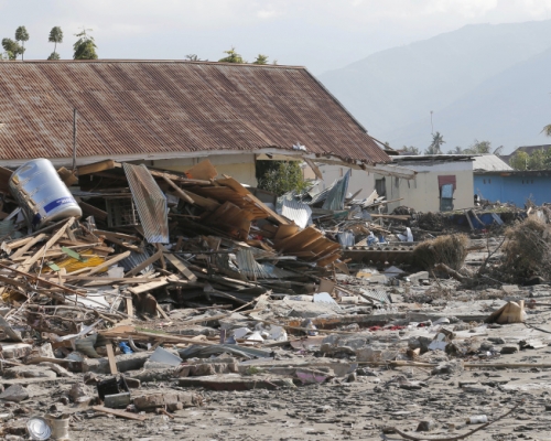 印尼蘇拉威西島地震及觸發的海嘯至今造成逾一千二百人死亡,重災區帕盧市,大量建築物倒塌。AP