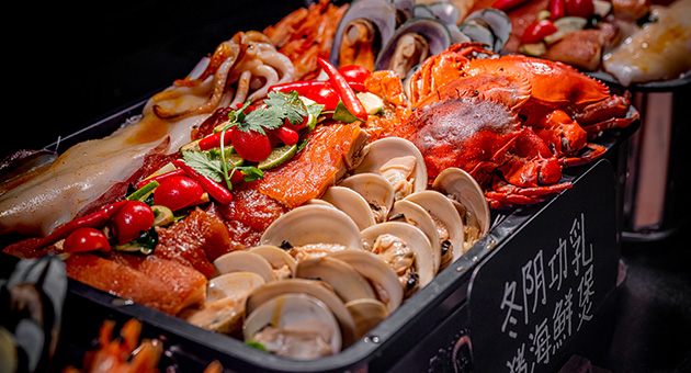 另外在户外烧烤区有龙虾、蟹和大虾等无限量即叫即煮鲜活海鲜，可自选烹调方式由专人为您烤制。