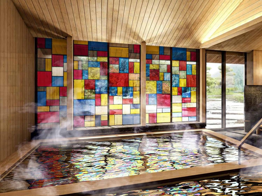「界 云仙」的温泉浴场，有一大块的彩绘玻璃作为装饰。