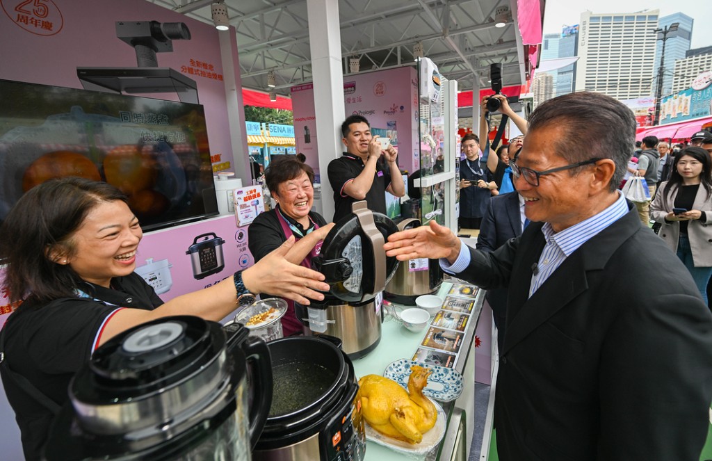 陳茂波在工展會上與展商交流。陳茂波網誌圖片 陳茂波在工展會上與展商交流。陳茂波網誌圖片