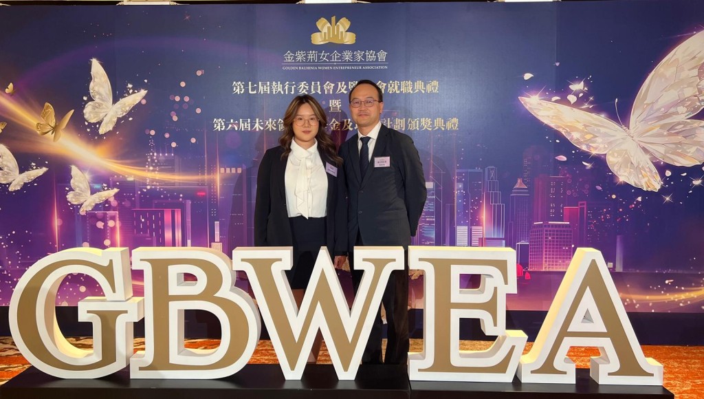 衞理中學校長藍正思(右)指,培訓計劃為家庭不富裕的學生提供拓展人脈與發展機會。佘丹薇攝 衞理中學校長藍正思(右)指,培訓計劃為家庭不富裕的學生提供拓展人脈與發展機會。佘丹薇攝