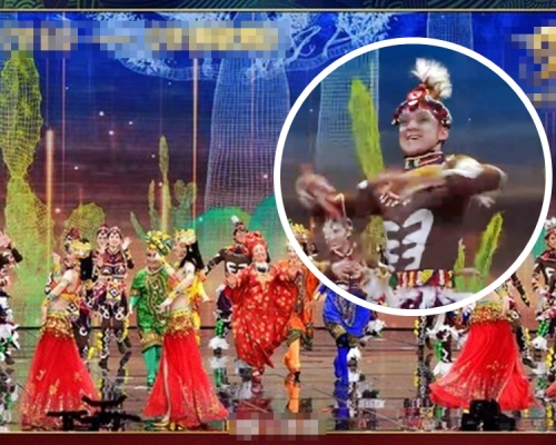 央視春晚節目出現多名「塗黑臉」的舞者，被質疑涉及「種族歧視」。網圖
