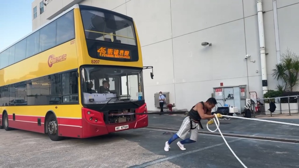其後司機才上車。 其後司機才上車。