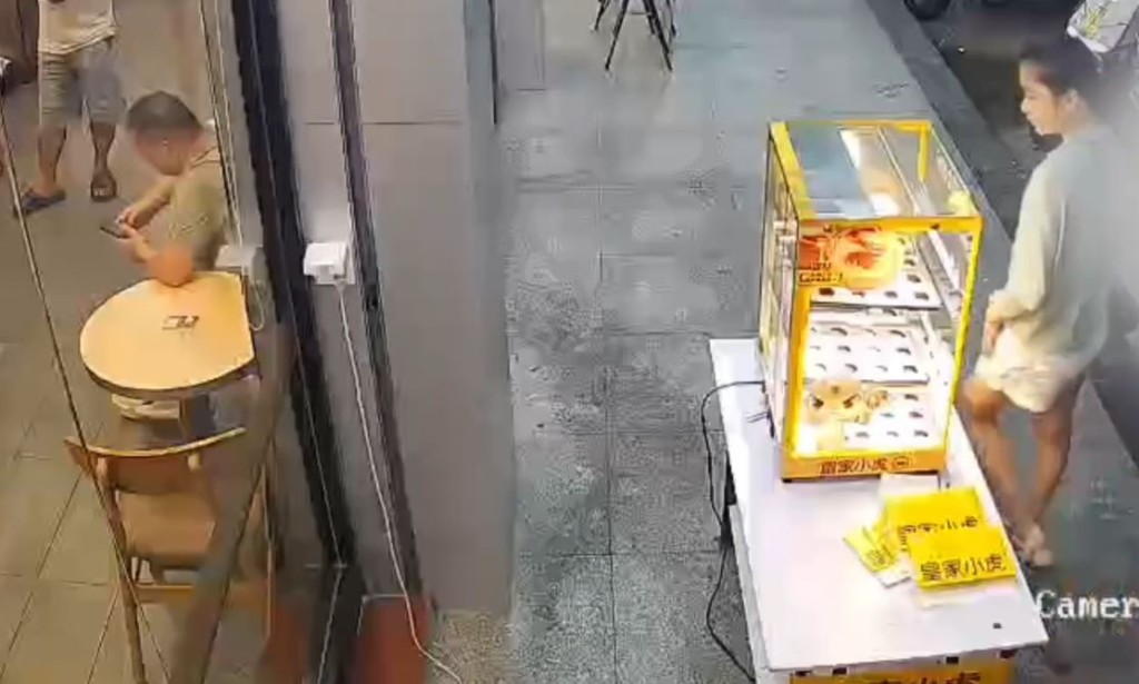女子在小吃店前淡定連偷5個蛋撻即場吃完再施施然離開。抖音＠最美好開始