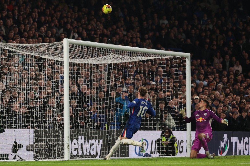 車路士原本有機會全取3分,高爾彭馬末段門前面對空門射高。法新社 車路士原本有機會全取3分,高爾彭馬末段門前面對空門射高。法新社