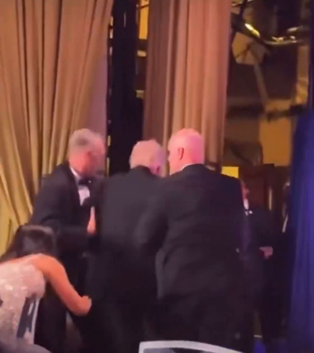 姜偉嘉一度企圖繞過特朗普逃生但失敗。X