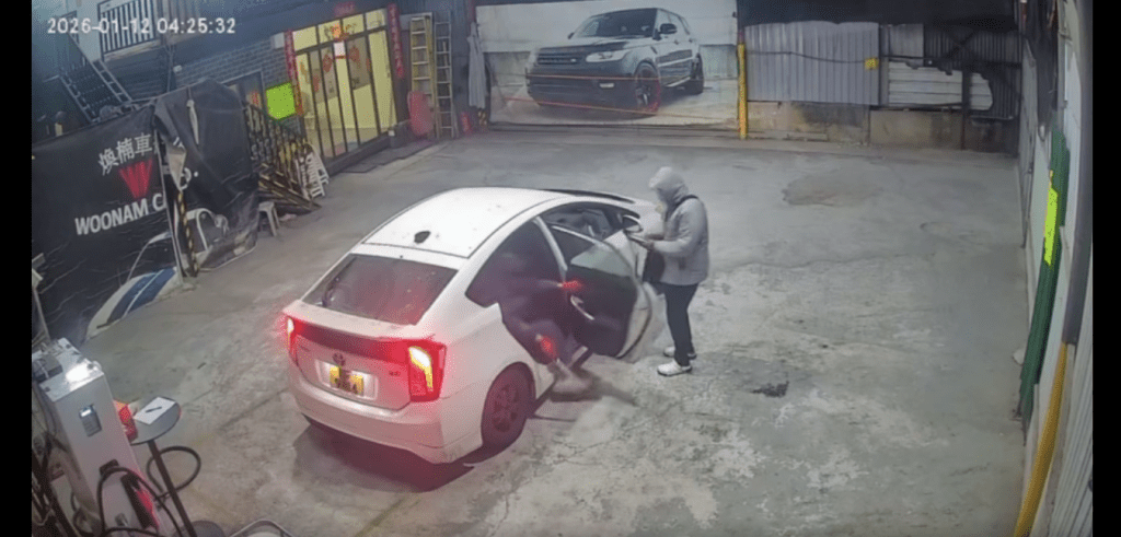 正當職員專注處理文件之際,兩名戴着頭套、手持利刀的男子分別從私家車前後乘客位衝出,不由分說撲向職員。 正當職員專注處理文件之際,兩名戴着頭套、手持利刀的男子分別從私家車前後乘客位衝出,不由分說撲向職員。