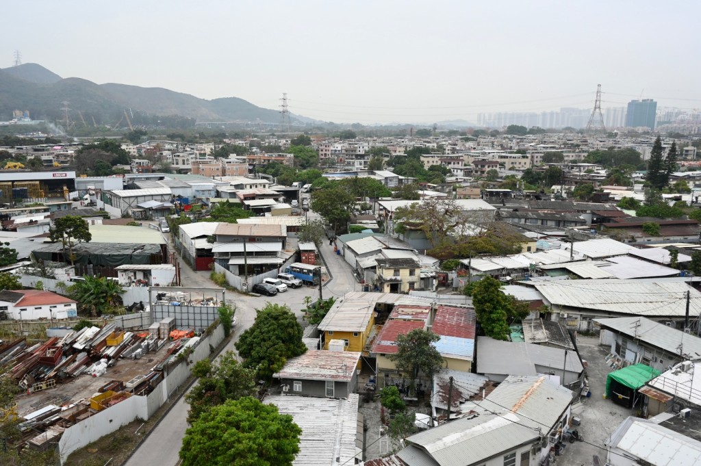 《星島日報》統計顯示，今年首7個月僅有5個北部都會區項目申請改劃發展，涉及7863伙，創北都公布以來最少。