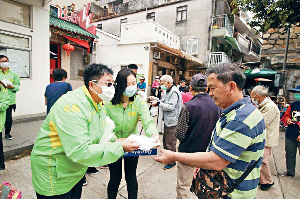 ■小肥親力親為到各區派發口罩，她提及到，哥倫比亞駐香港領事館得知他們派發來自哥倫比亞的口罩，特送上感謝信及哥倫比亞咖啡豆以示感謝。