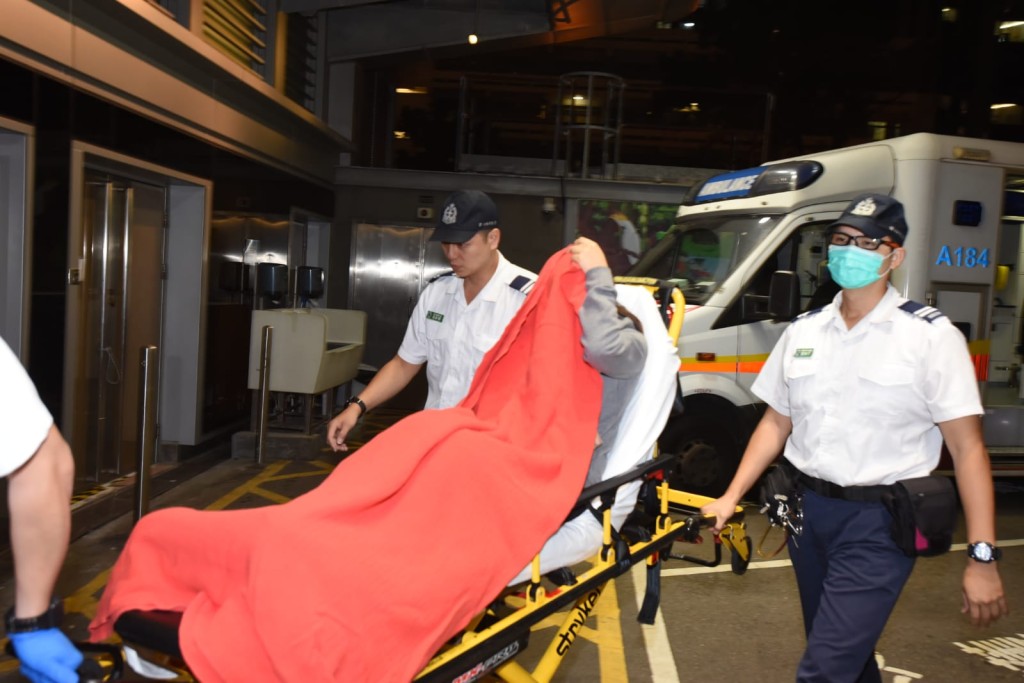少女遭一輛駛經的消防車撞到受傷。尹敬堂攝