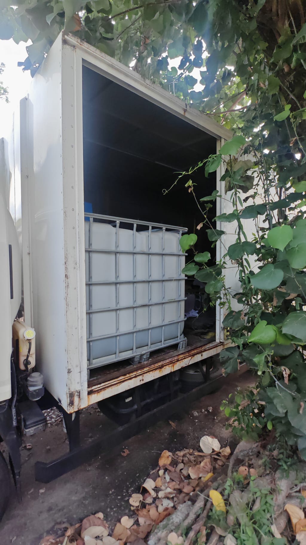 警方联同消防处捣破2个怀疑由三合会操控的非法加油站,共检获约3100公升柴油,市值共约10万元。警方提供 警方联同消防处捣破2个怀疑由三合会操控的非法加油站,共检获约3100公升柴油,市值共约10万元。警方提供