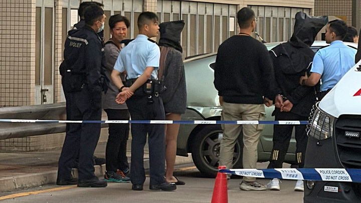 警方拘捕一對男女。fb：馬路的事討論區