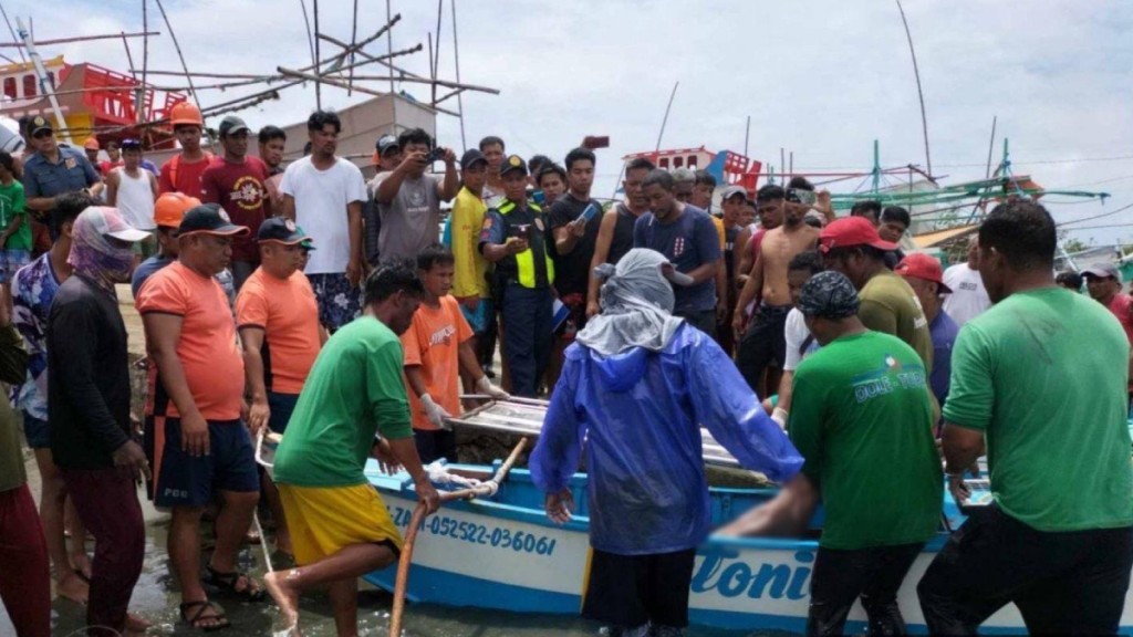 菲律賓有漁船在南海被不明外國船隻撞沉，導致3死。社媒X