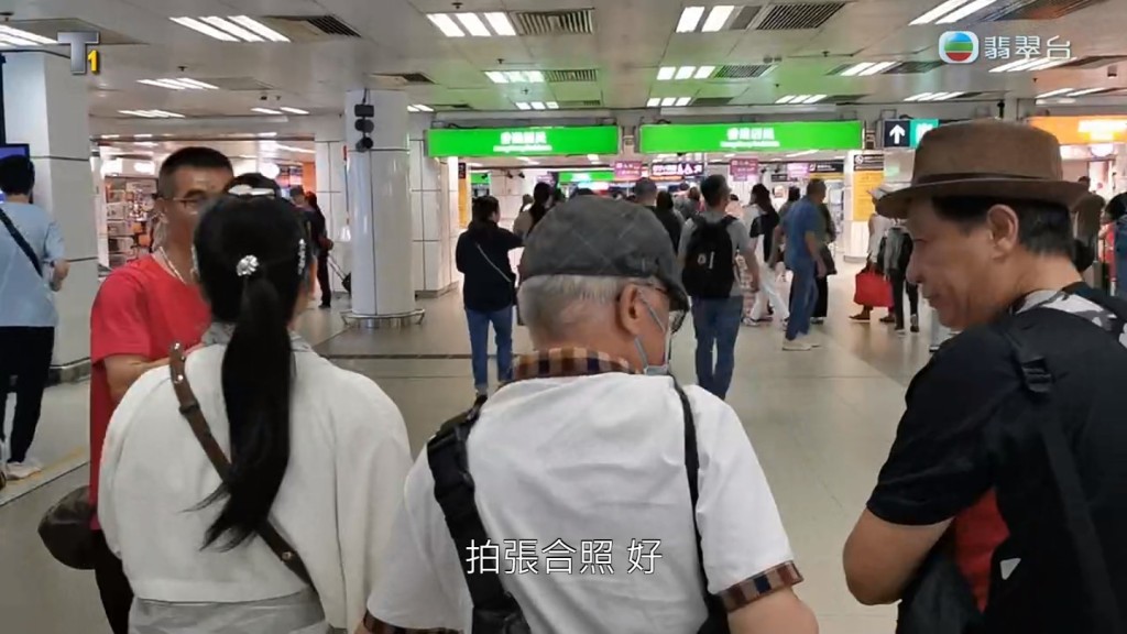 直播前，《东张西望》团队跟拍何伯与何太由香港到深圳的过程。