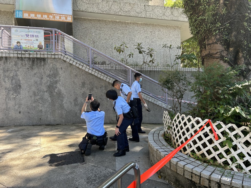 警員在場搜證。