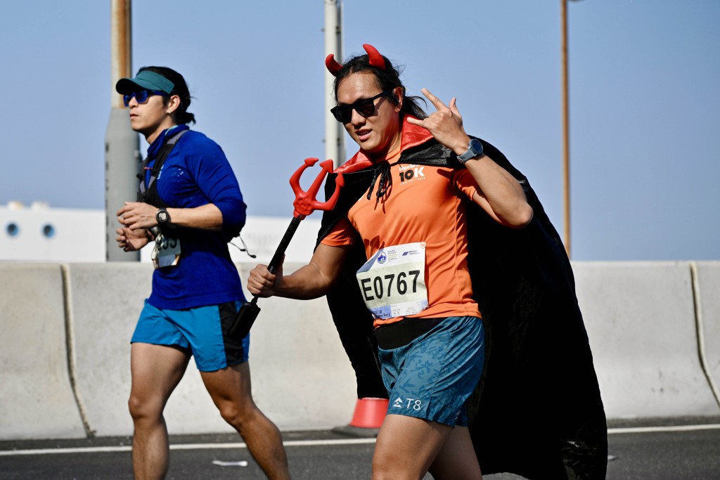 選手扮鬼扮馬。