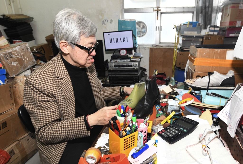 劉俊華曾嘗試電子化數據庫,最終卻退回原始方法,「手機突然之間黑屏,哭都沒有用」。 劉俊華曾嘗試電子化數據庫,最終卻退回原始方法,「手機突然之間黑屏,哭都沒有用」。