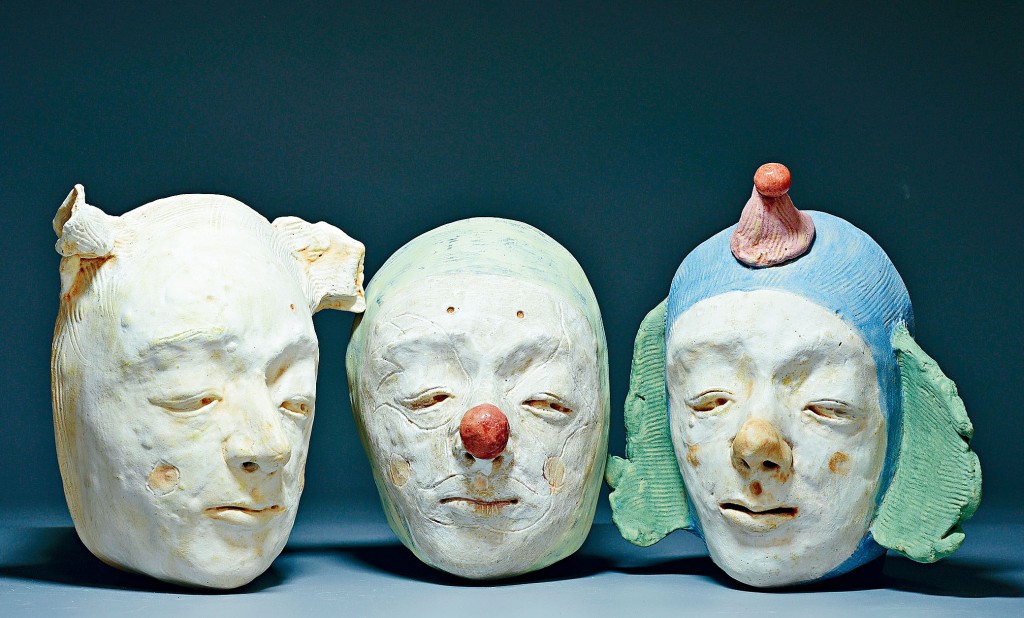 《三兄弟》三个小丑表情和眼神暧昧，关系似有点尔虞我诈，耐人寻味。