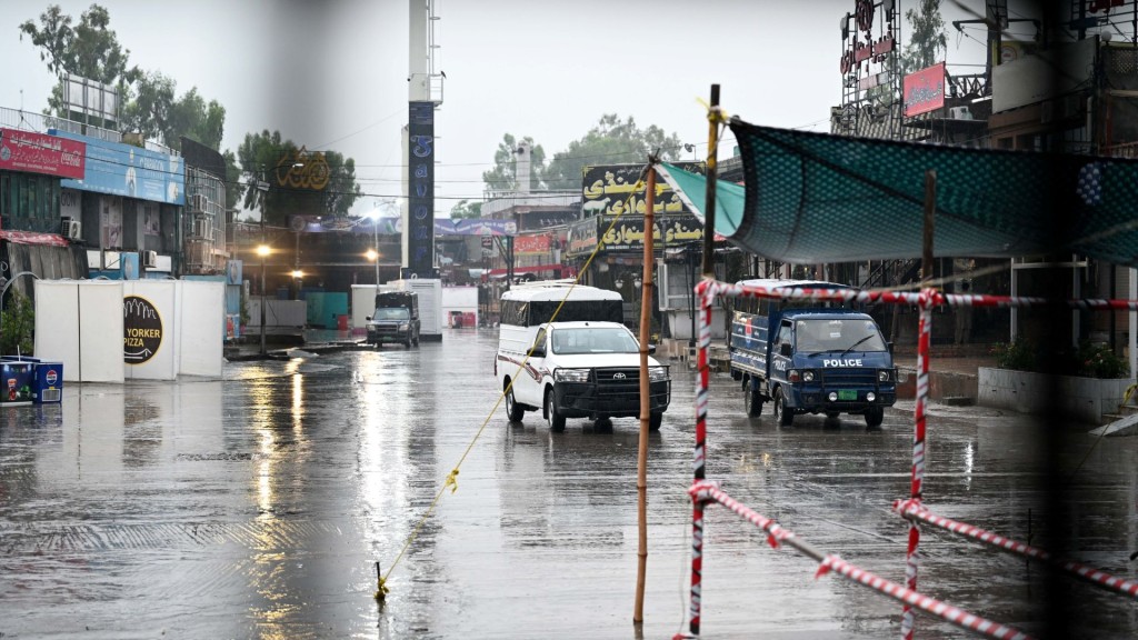 安全人員車輛抵達巴基斯坦拉瓦爾品第印度無人機攻擊地點附近。 新華社