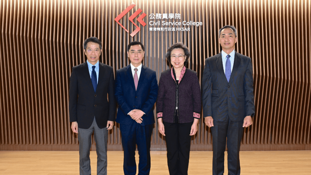 左起︰公務員事務局常任秘書長梁卓文、外交部國際經濟司司長李克新、公務員事務局局長楊何蓓茵和公務員學院院長郭蔭庶。政府新聞處