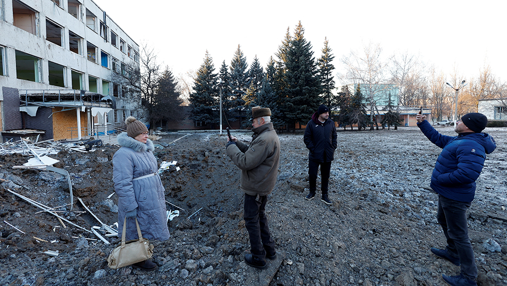 在克拉馬托爾斯克市，人們在俄軍聲稱發動報復襲擊的現場拍照。路透